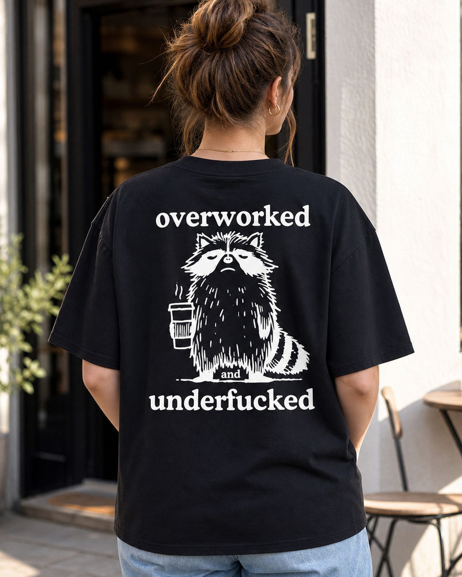 T-shirt graphique raton laveur café « Overworked and Underfucked »