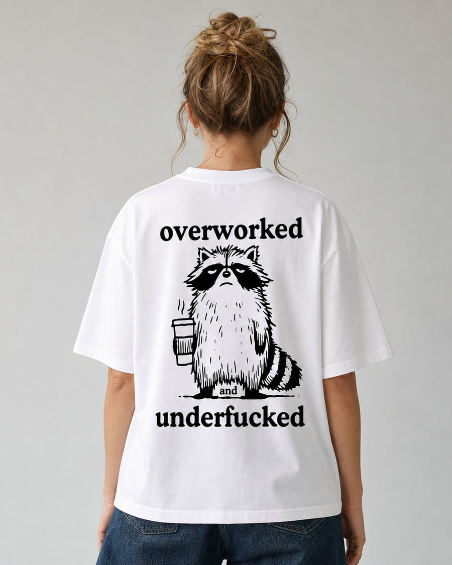 T-shirt graphique raton laveur café « Overworked and Underfucked »