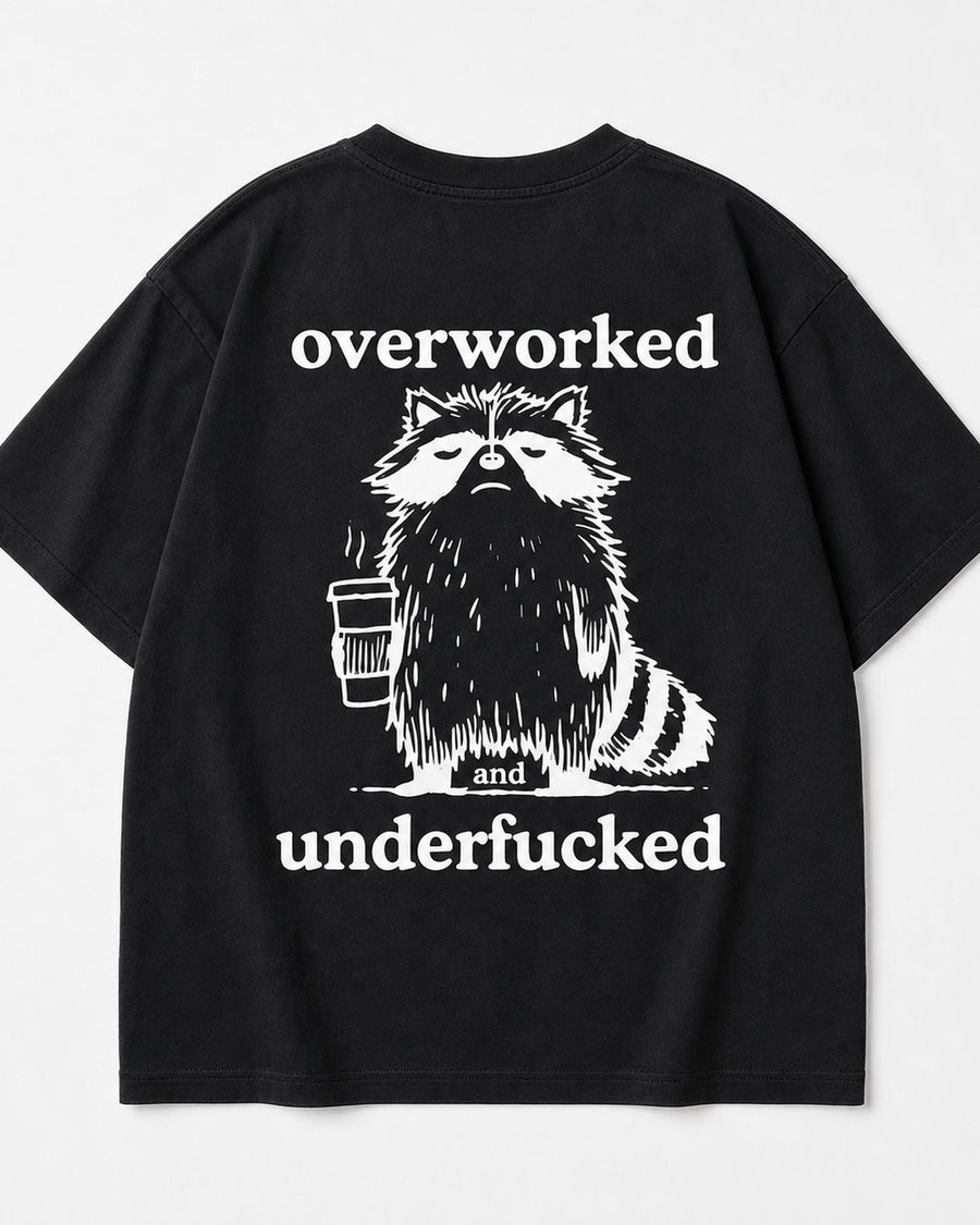 T-shirt graphique raton laveur café « Overworked and Underfucked »