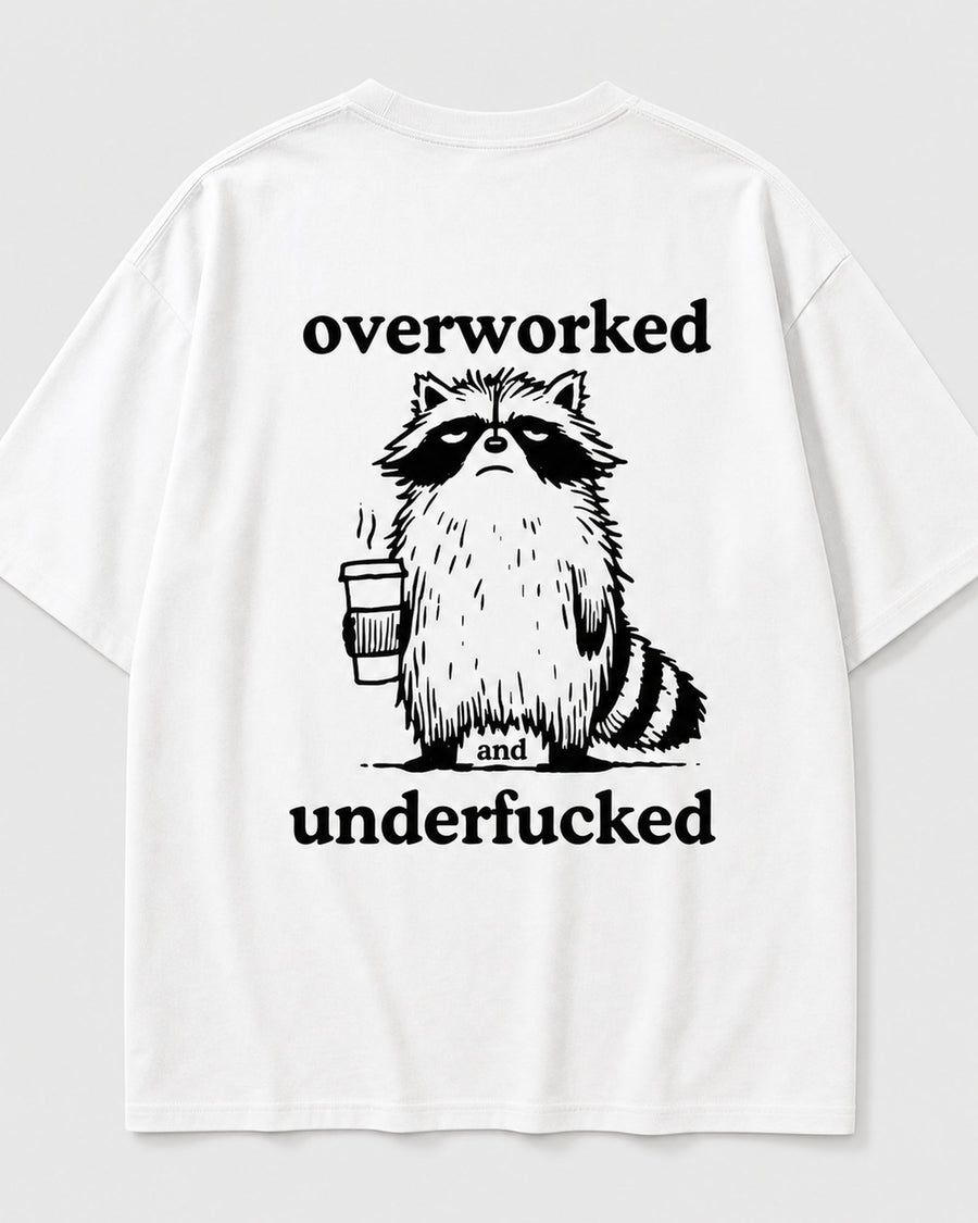 T-shirt graphique raton laveur café « Overworked and Underfucked »