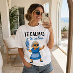Te Calmas O Te Calmo Funny Graphic Tee front print product photo 01 | Diya Glow
