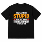 Lustiges You Can't Fix Stupid Grafikshirt mit roter Kappe