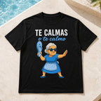 Te Calmas O Te Calmo Funny Graphic Tee front print product photo 05 | Diya Glow